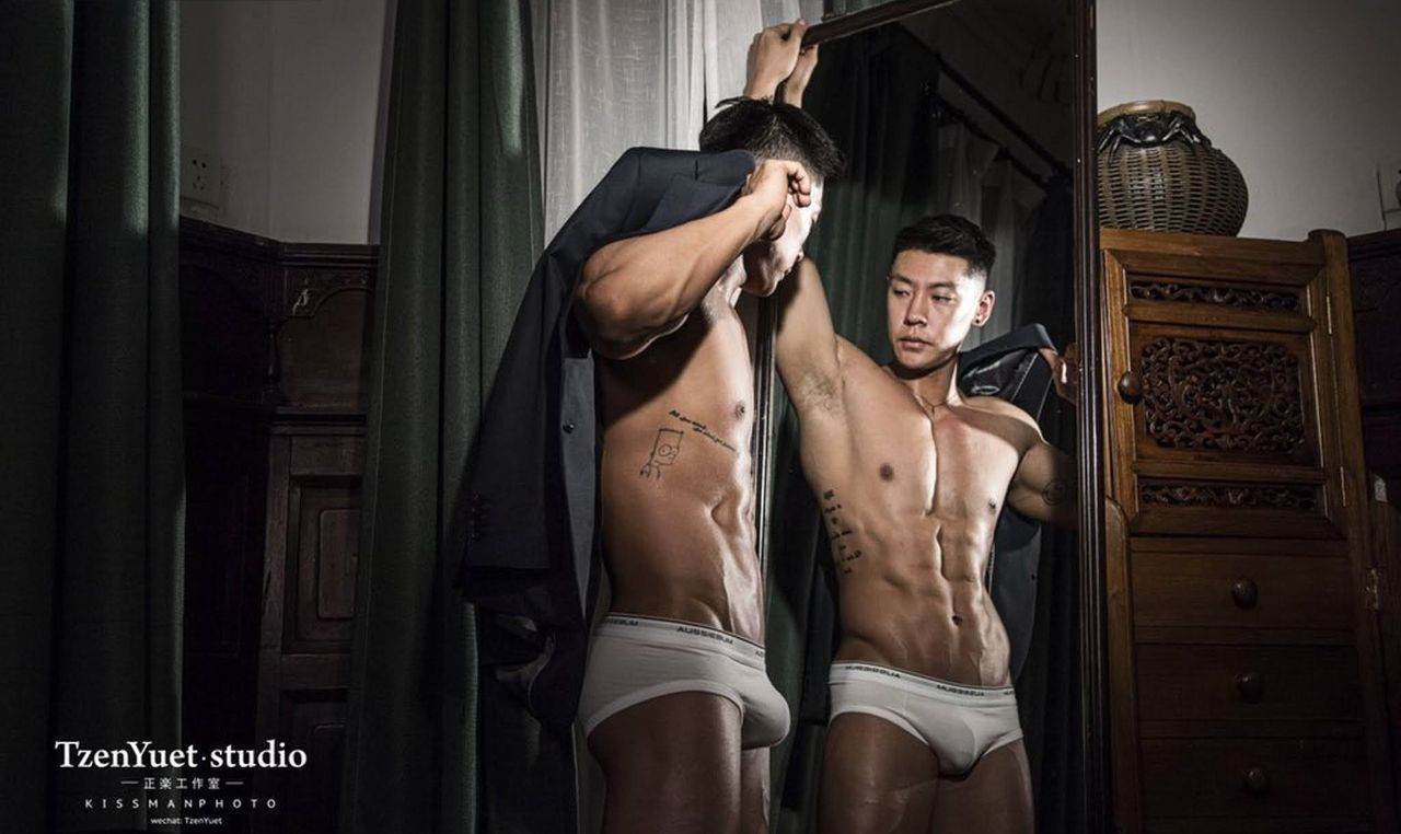 หนุ่มหล่อขึ้นปก 1002.2