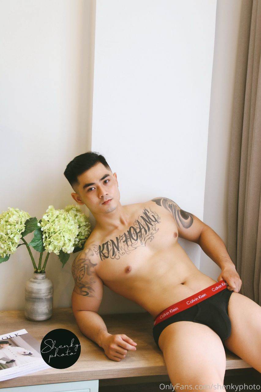 หนุ่มหล่อขึ้นปก 1004.2
