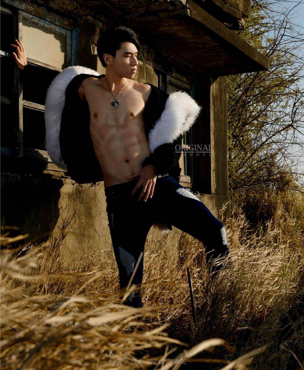 หนุ่มหล่อขึ้นปก 1005.1