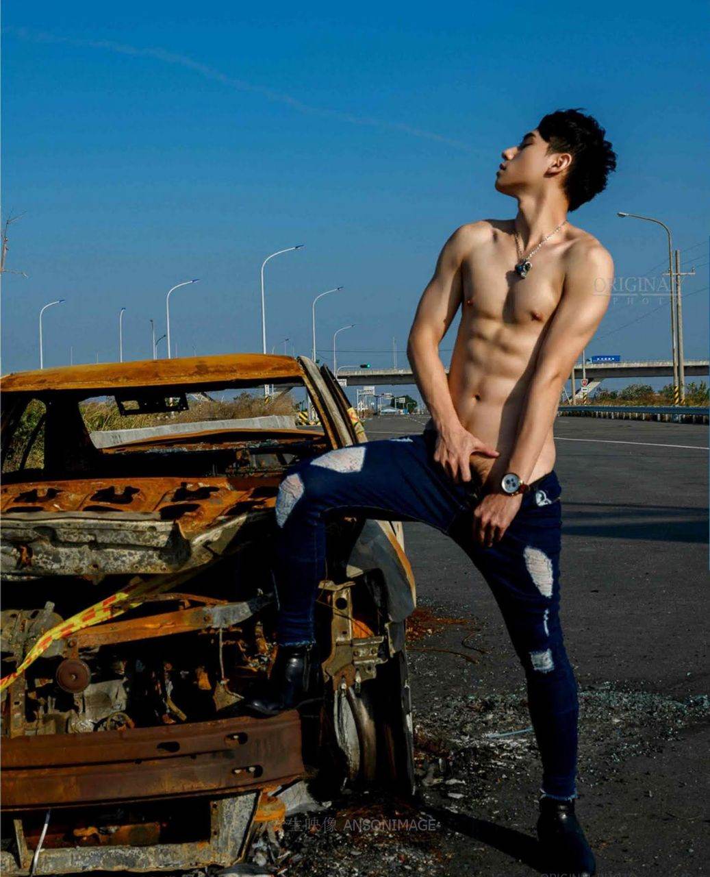 หนุ่มหล่อขึ้นปก 1005.1