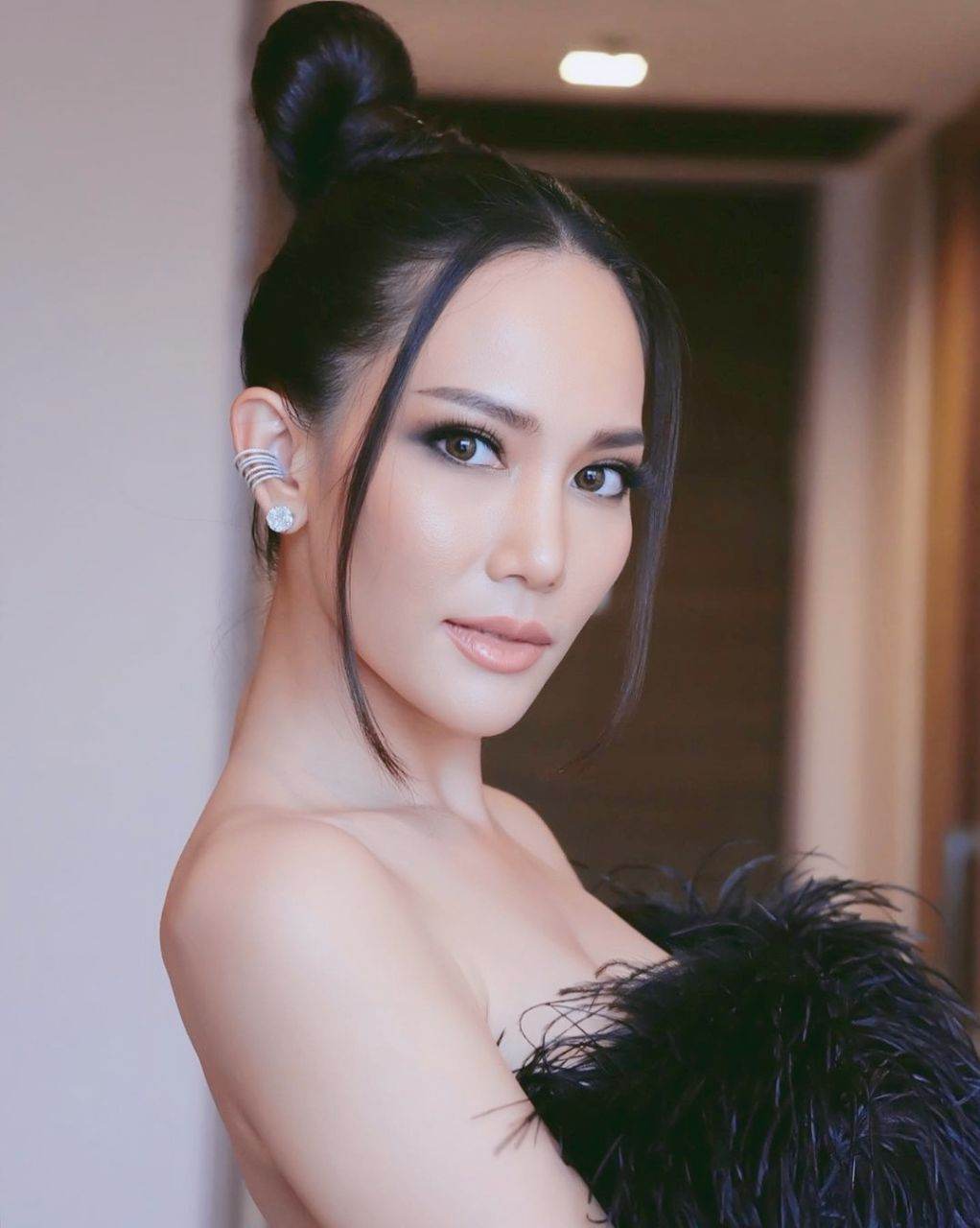ชาม โอสถานนท์ เรื่อง ฟ้าให้เรามารักกัน