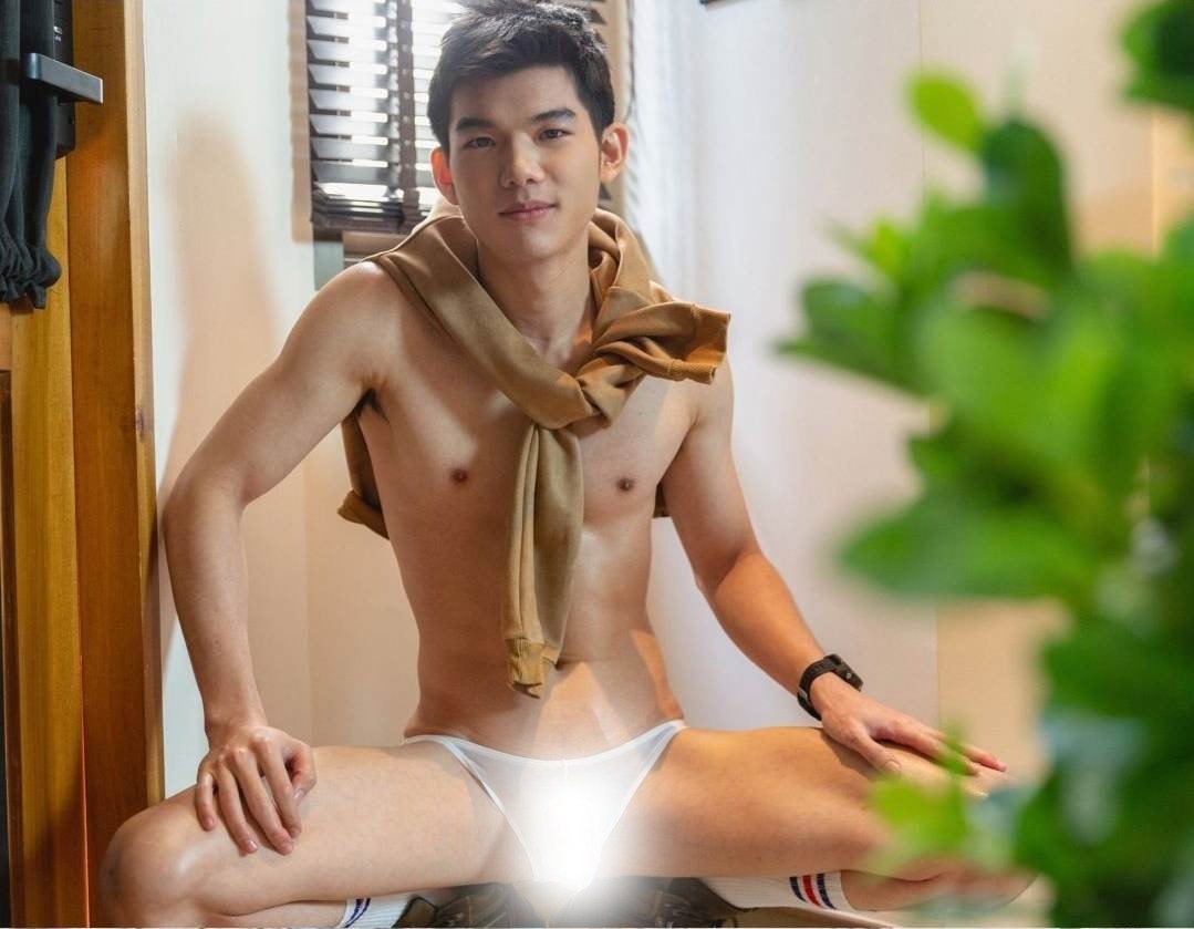 หนุ่มหล่อขึ้นปก 994.3