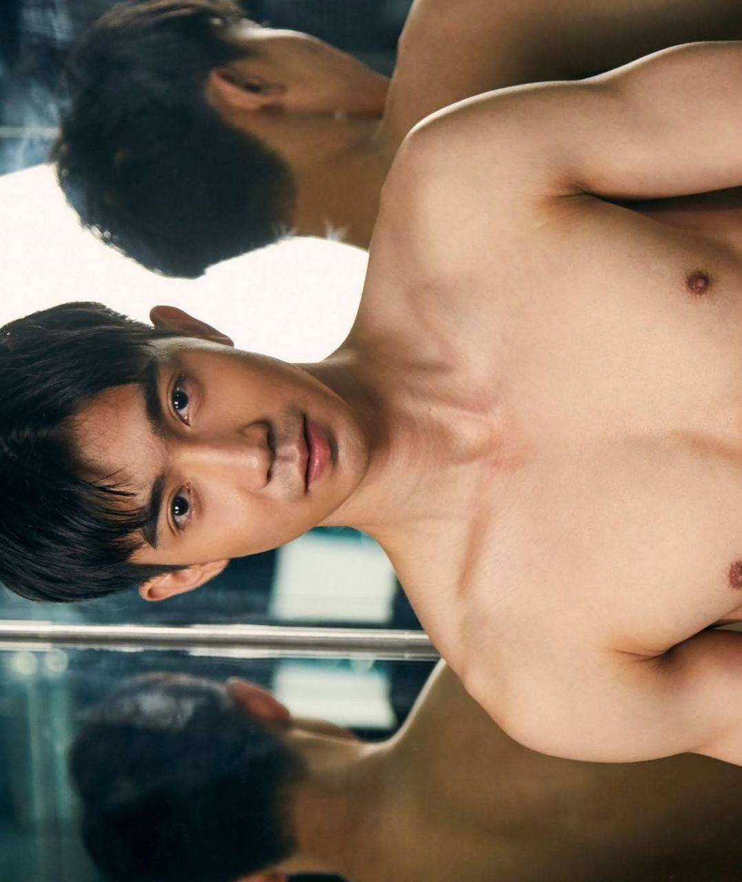 หนุ่มหล่อขึ้นปก 1000.3