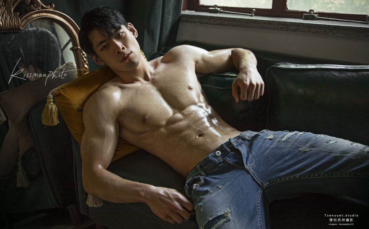 หนุ่มหล่อขึ้นปก 1002.3