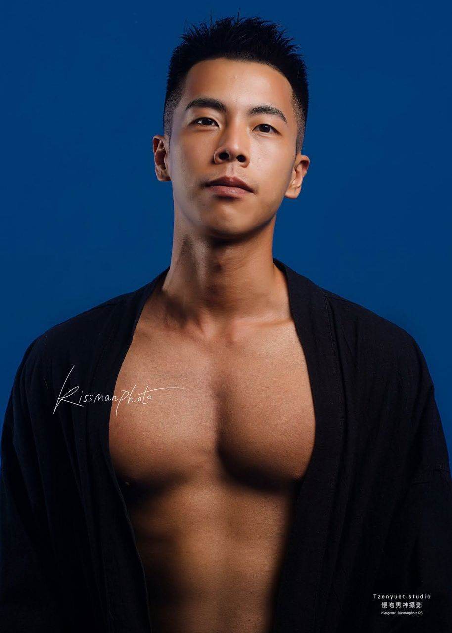 หนุ่มหล่อขึ้นปก 1002.3
