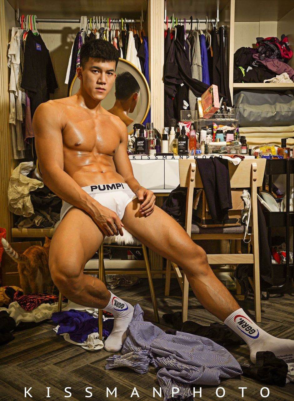 หนุ่มหล่อขึ้นปก 1002.3