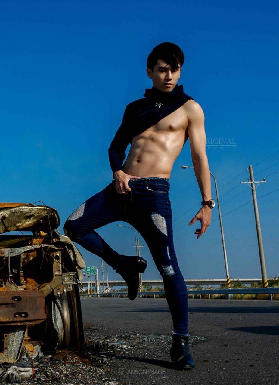 หนุ่มหล่อขึ้นปก 1005.2