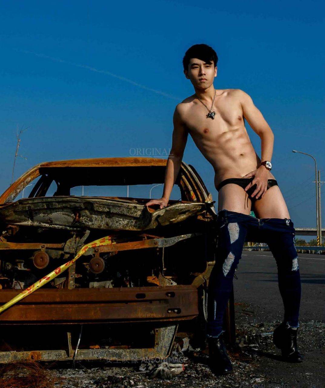 หนุ่มหล่อขึ้นปก 1005.2