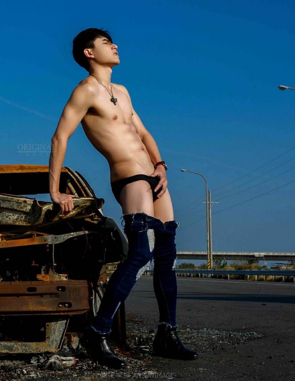 หนุ่มหล่อขึ้นปก 1005.2