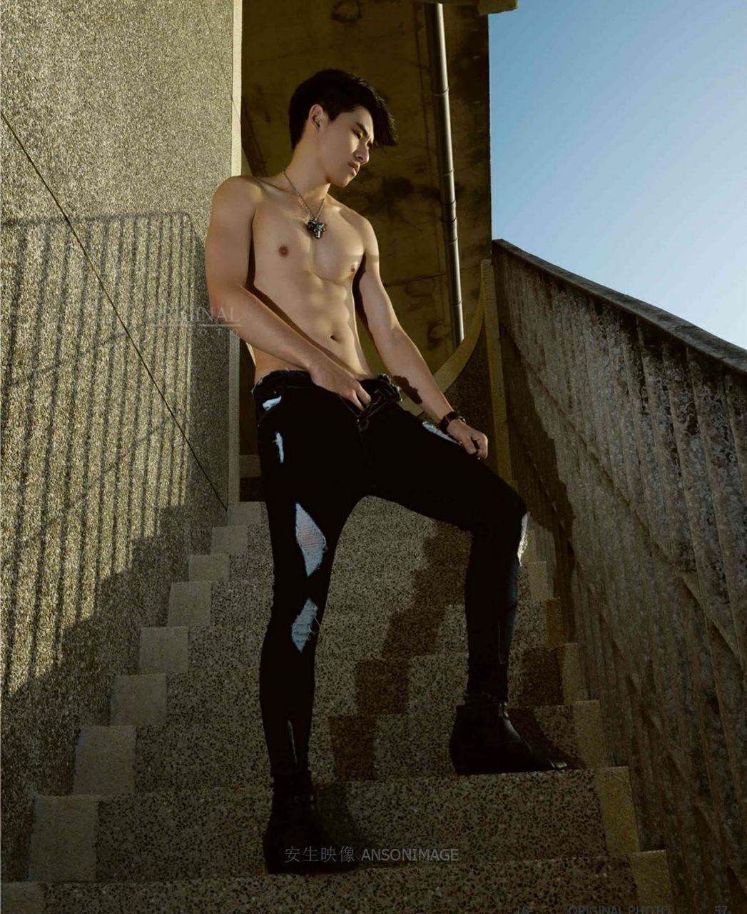 หนุ่มหล่อขึ้นปก 1005.2