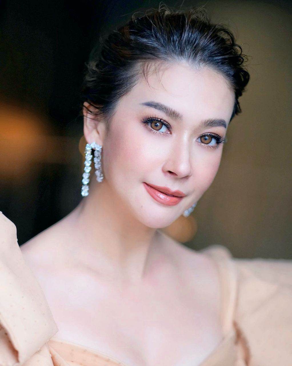 เอมี่ กลิ่นประทุม เรื่อง กระดานสีรุ้ง
