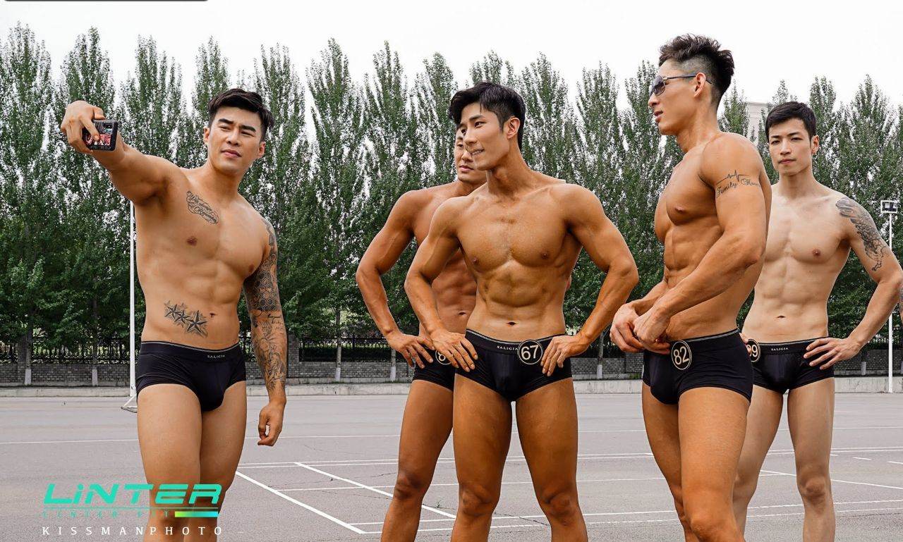 หนุ่มหล่อขึ้นปก 1002.4