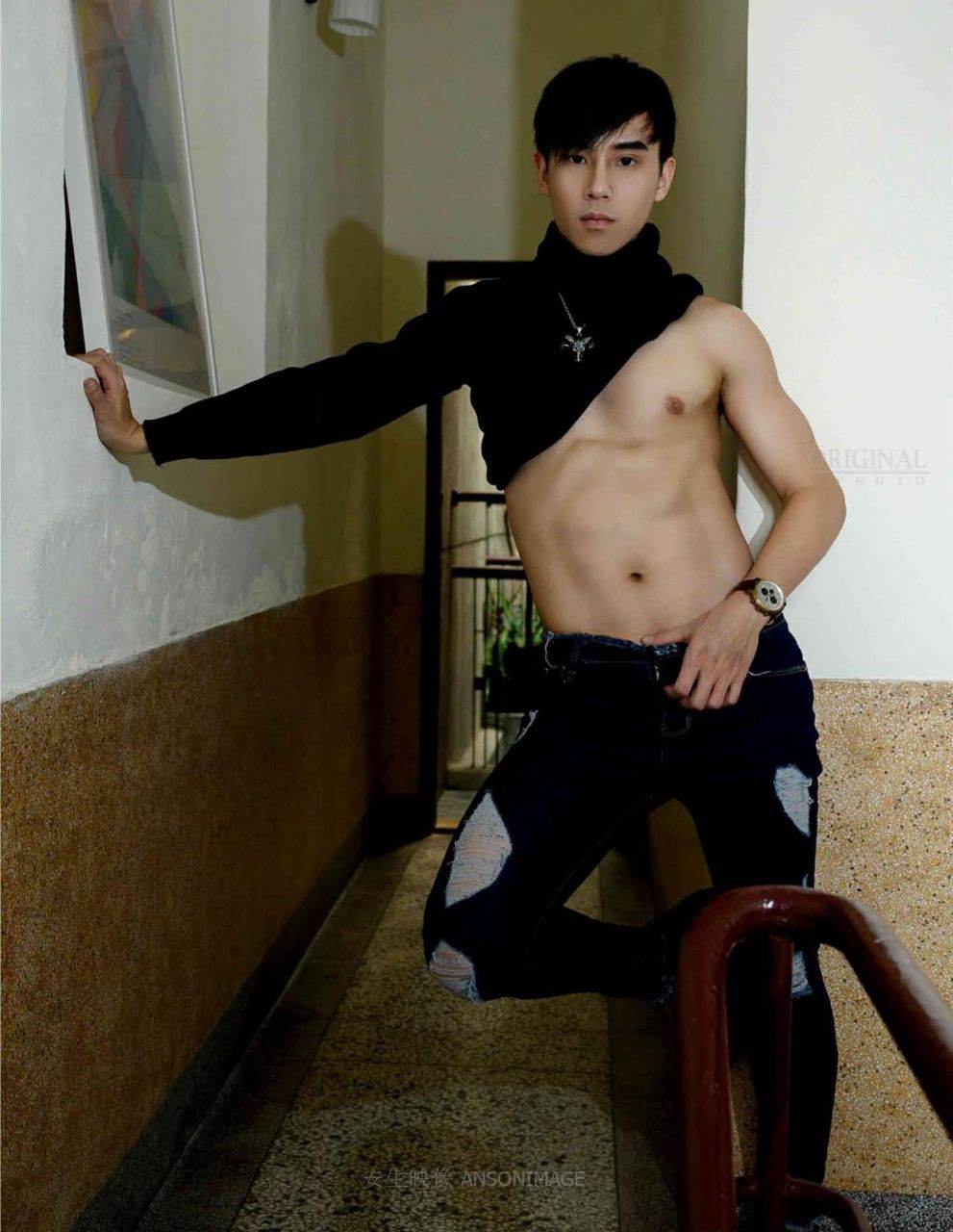 หนุ่มหล่อขึ้นปก 1005.3