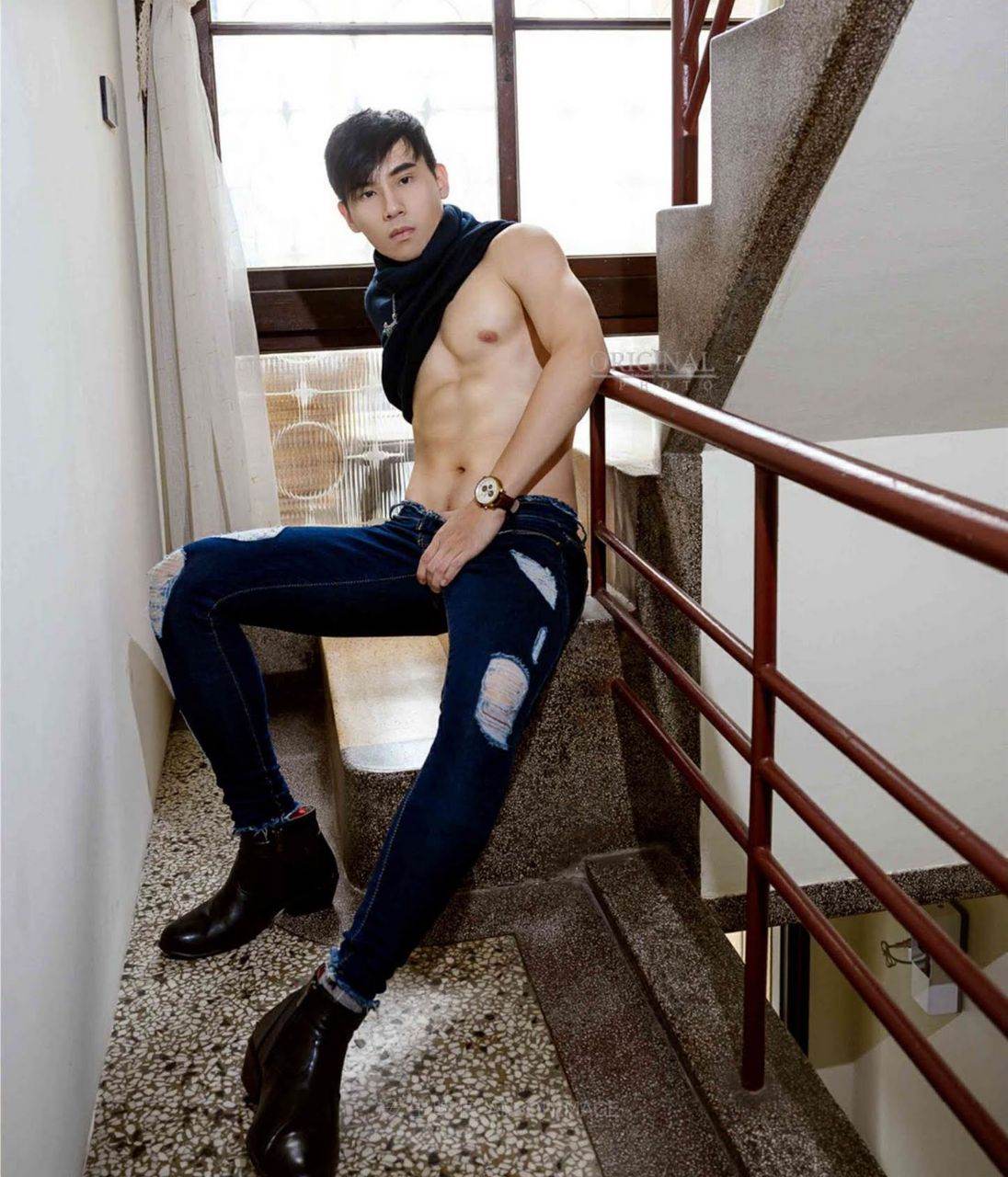 หนุ่มหล่อขึ้นปก 1005.3