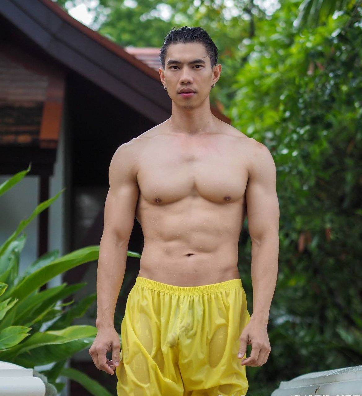 หนุ่มหล่อขึ้นปก 1009