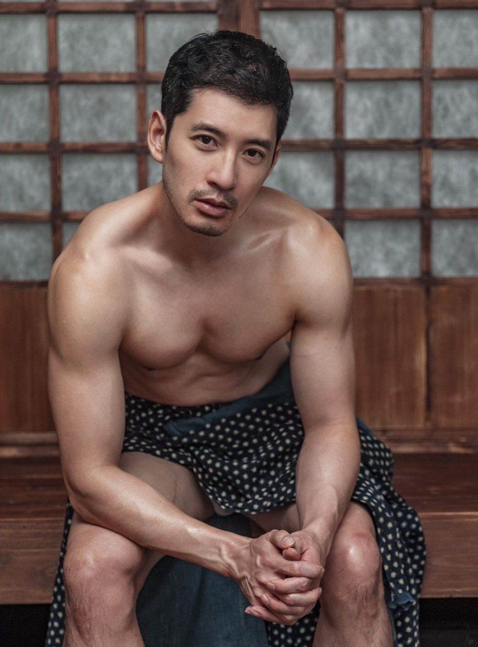 หนุ่มหล่อขึ้นปก 1011
