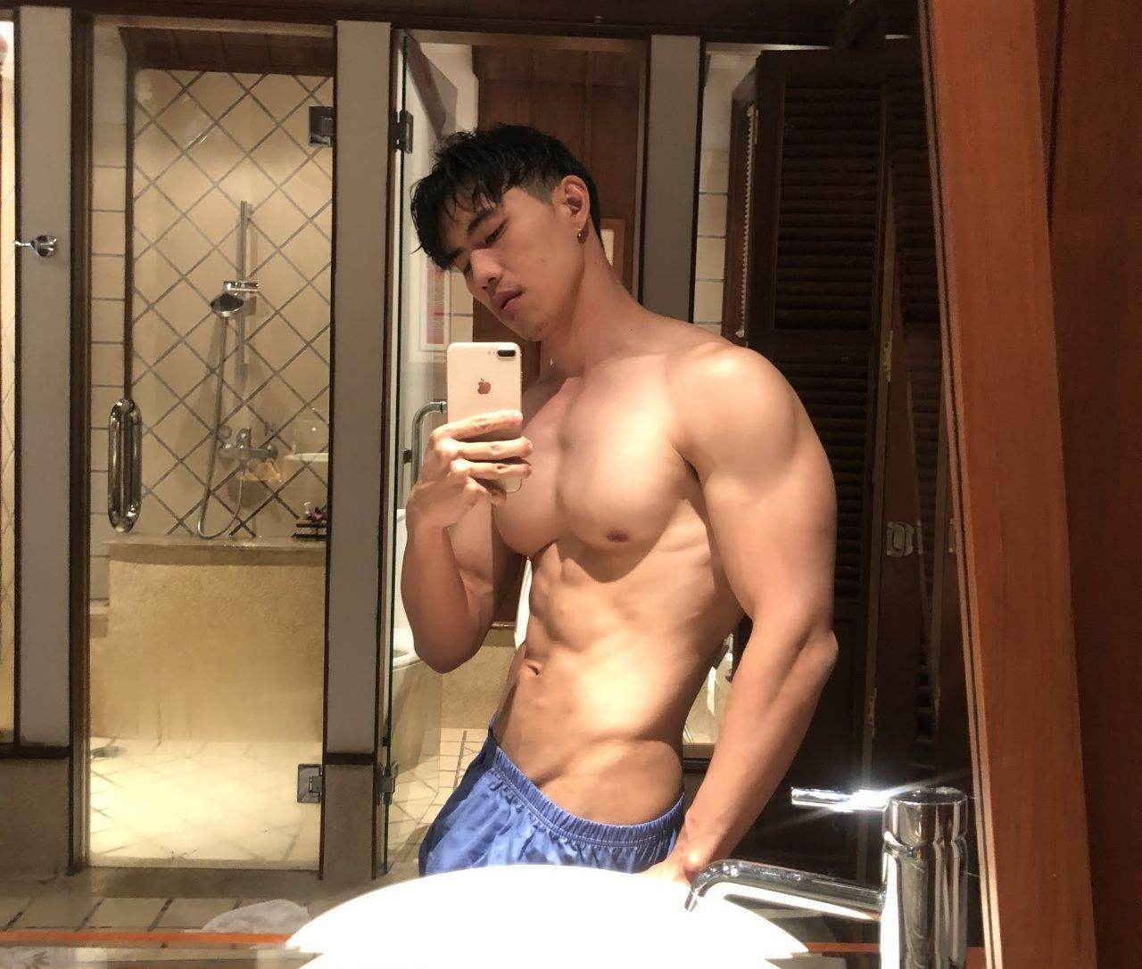 หนุ่มหล่อขึ้นปก 1009.1