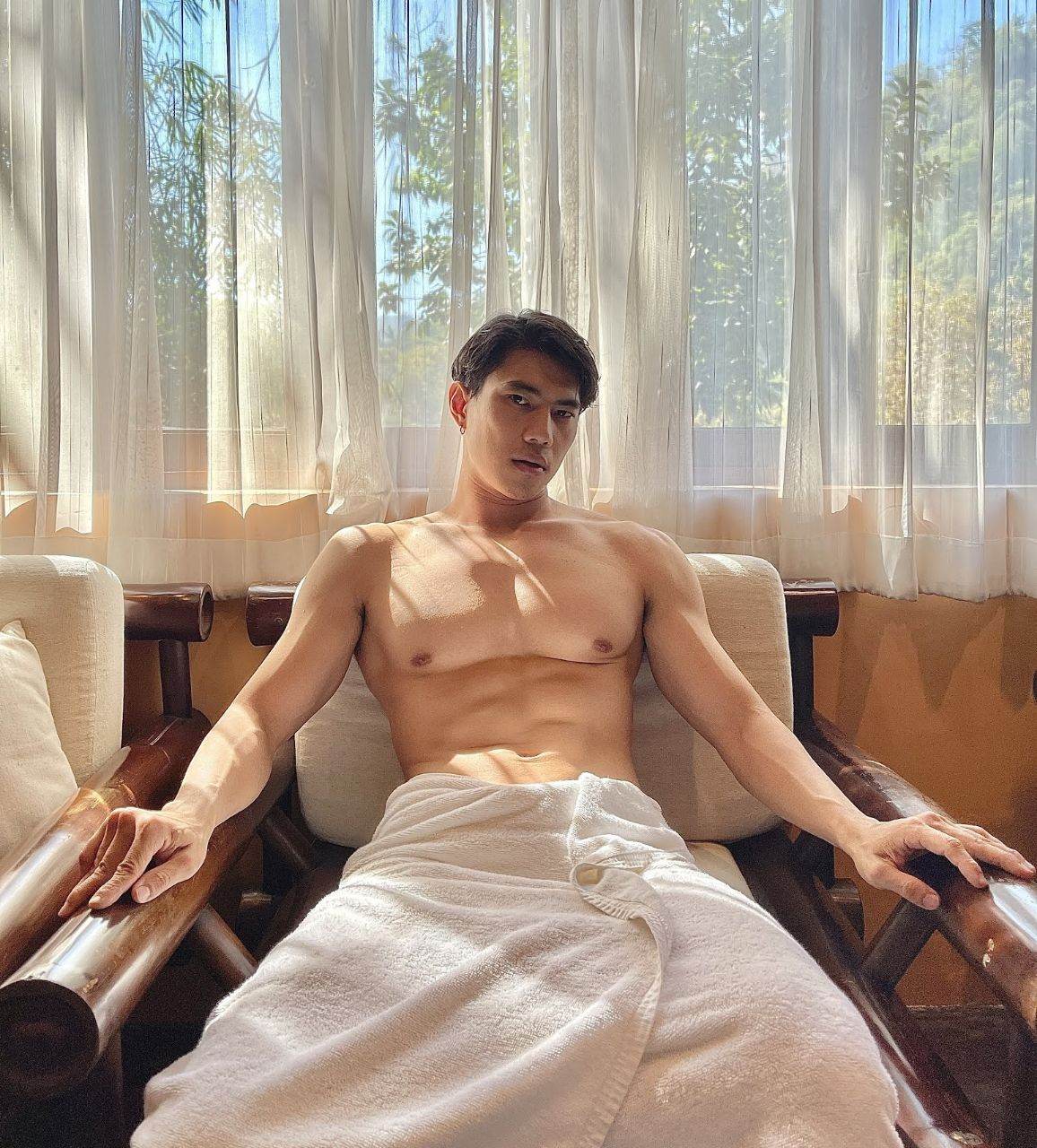 หนุ่มหล่อขึ้นปก 1009.1