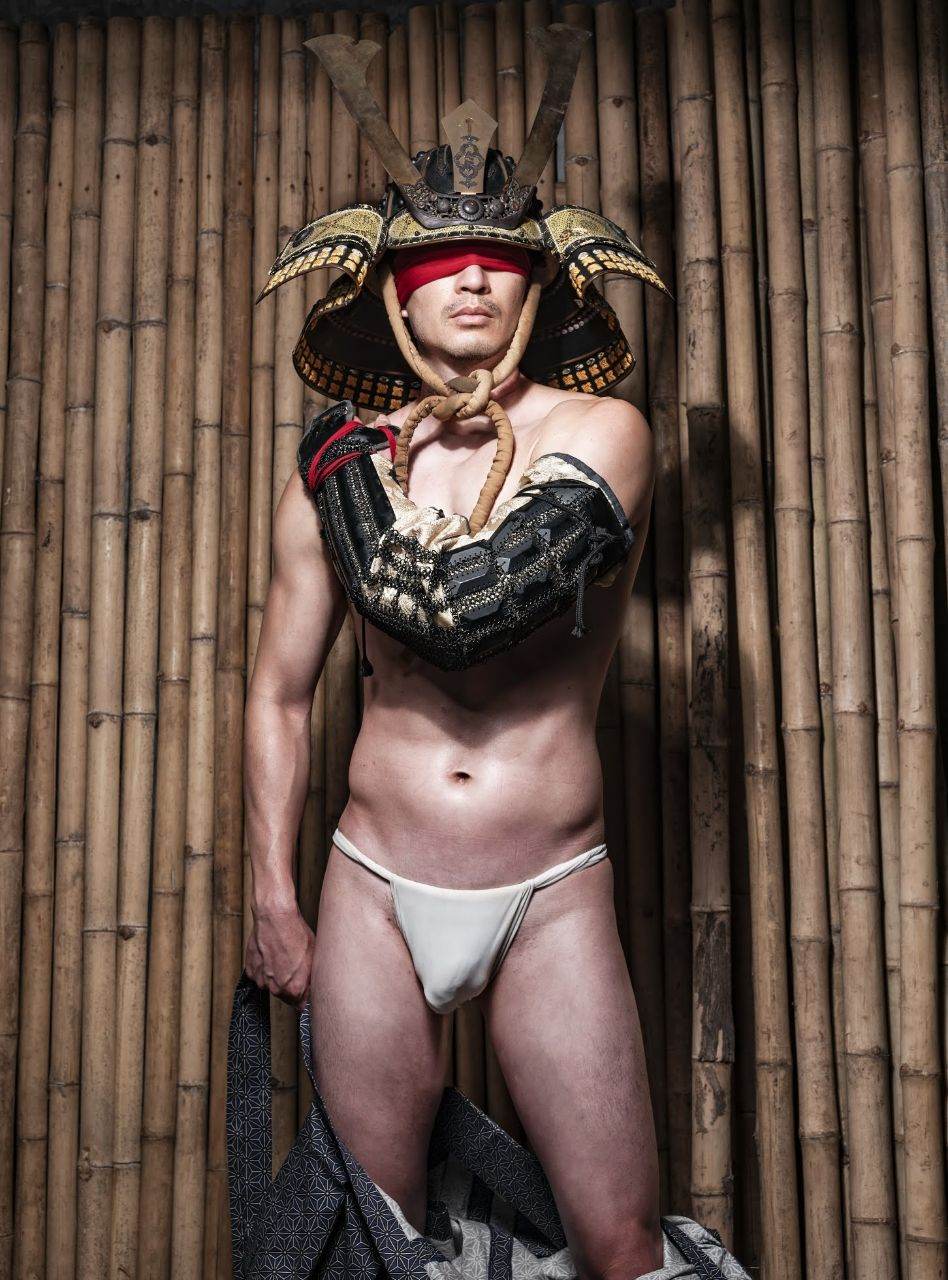 หนุ่มหล่อขึ้นปก 1011.1
