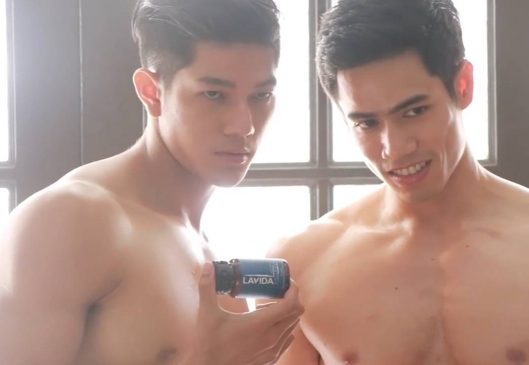 สูดดมกลิ่นคาวตอนเป้านูนๆ