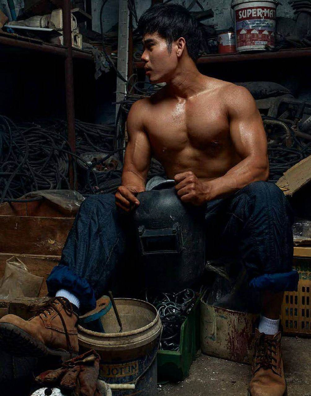 หนุ่มหล่อขึ้นปก 1015
