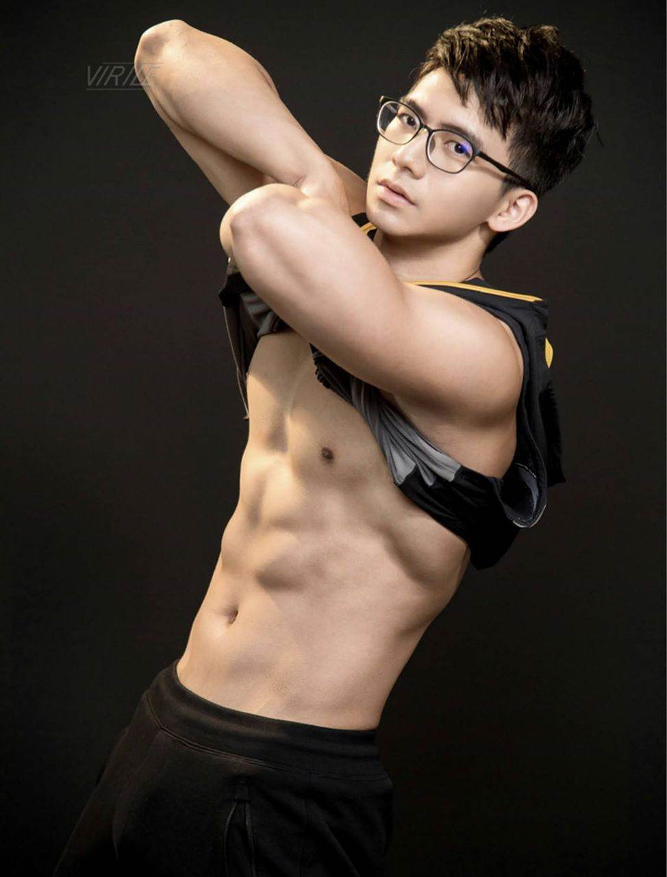หนุ่มหล่อขึ้นปก 1016