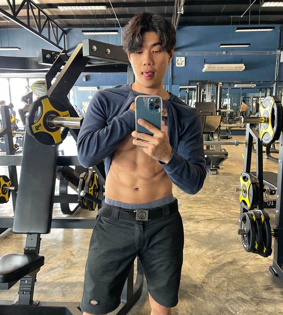 หนุ่มหล่อขึ้นปก 1009.2