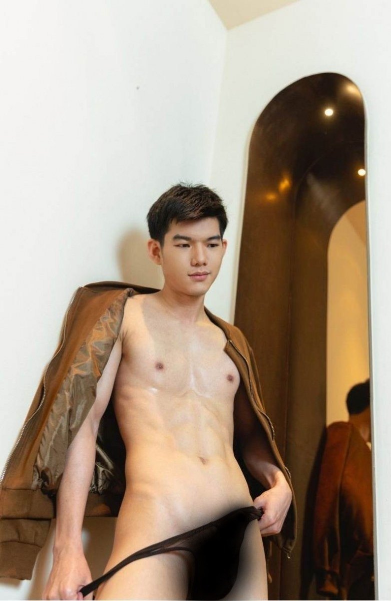 หนุ่มหล่อขึ้นปก 994.8
