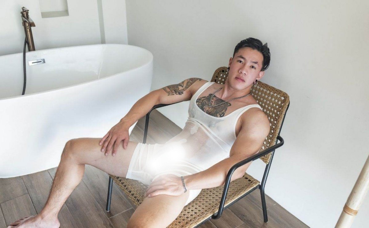 หนุ่มหล่อขึ้นปก 1011.4