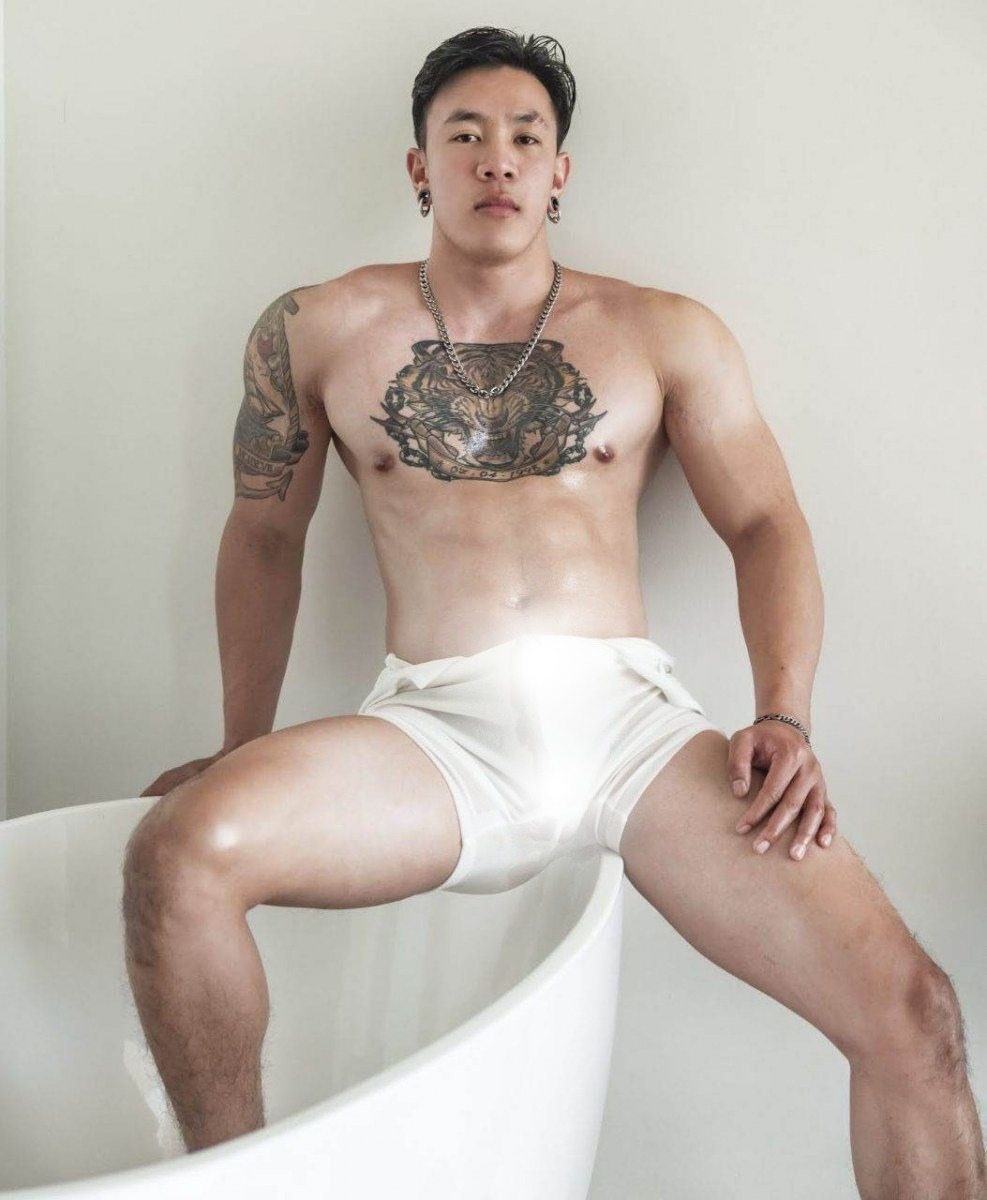 หนุ่มหล่อขึ้นปก 1011.4