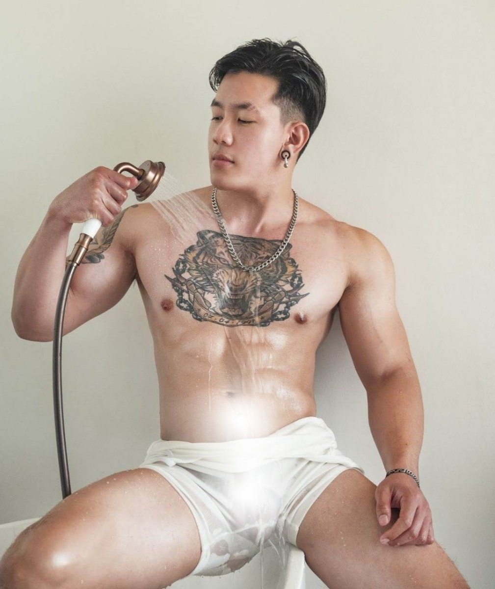 หนุ่มหล่อขึ้นปก 1011.4