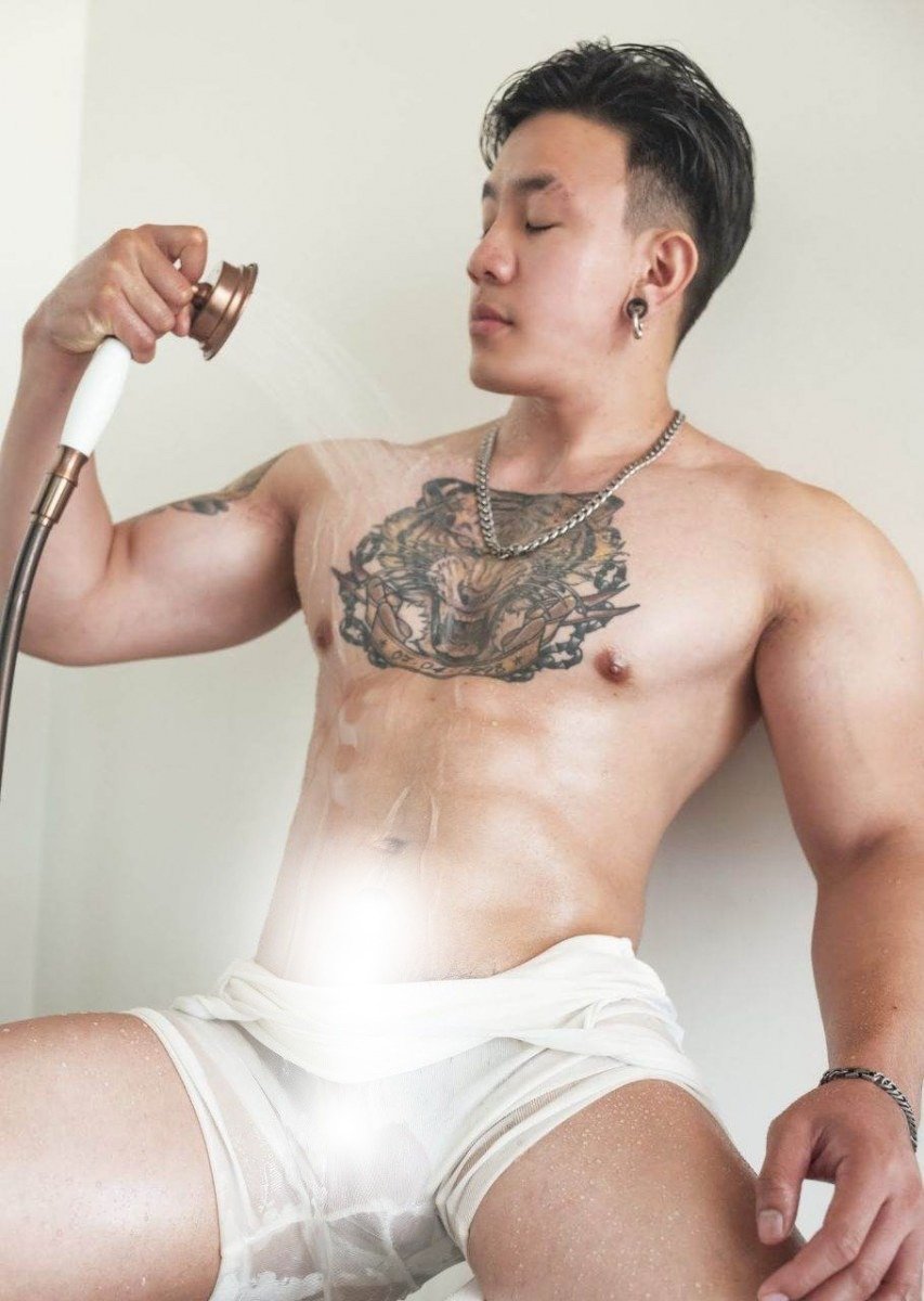 หนุ่มหล่อขึ้นปก 1011.4