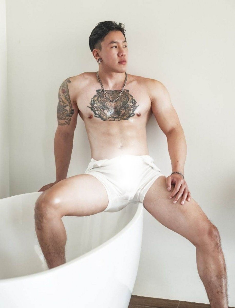หนุ่มหล่อขึ้นปก 1011.4