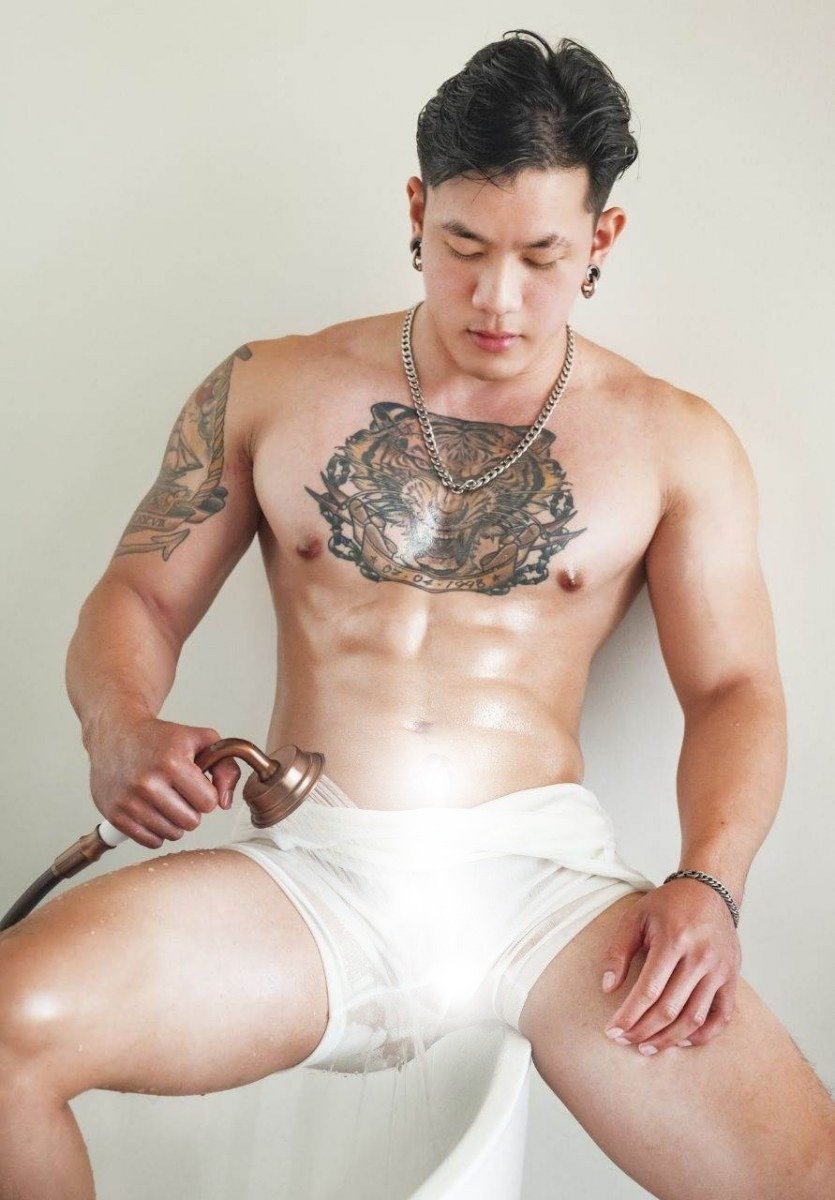 หนุ่มหล่อขึ้นปก 1011.4