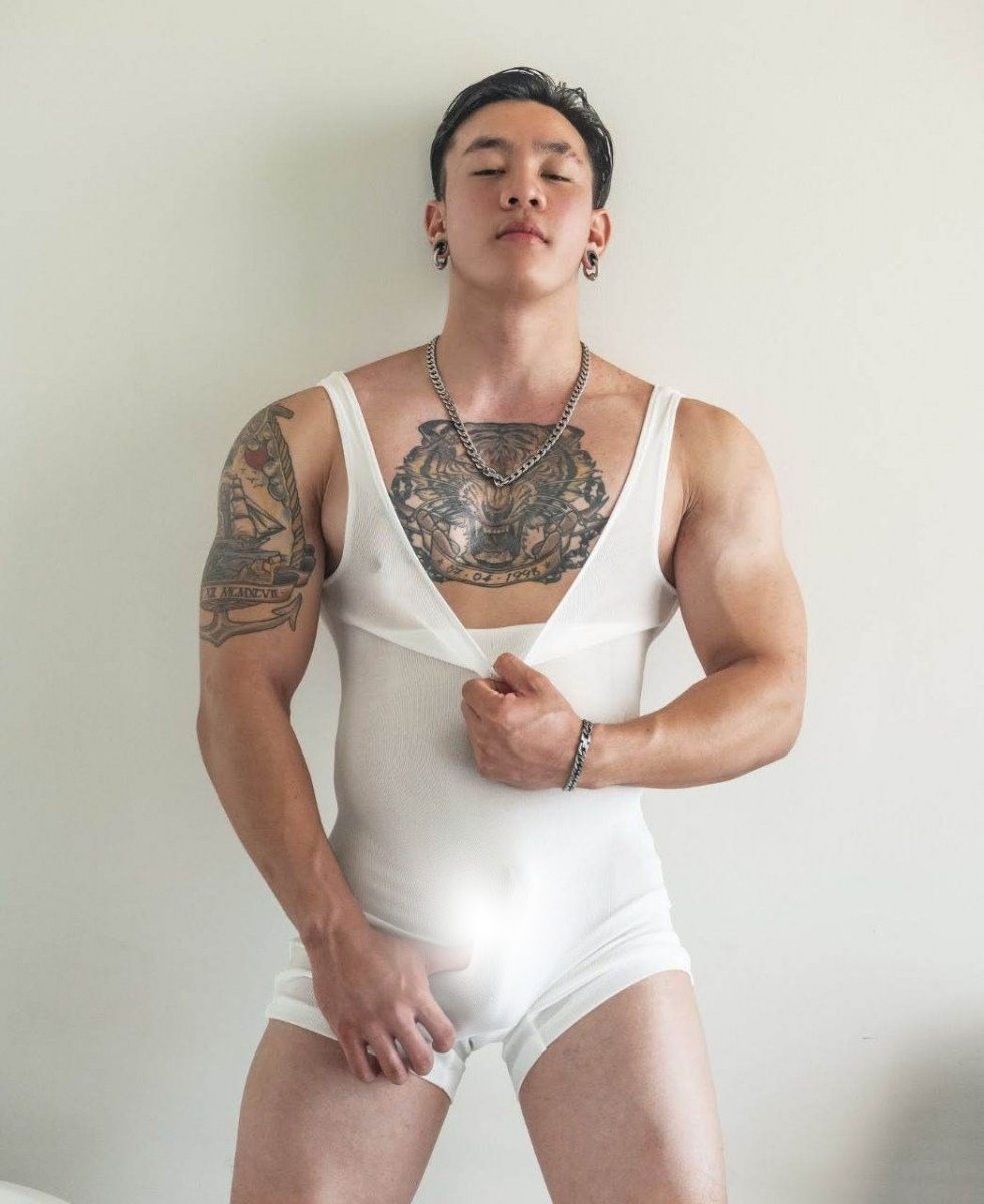 หนุ่มหล่อขึ้นปก 1011.4