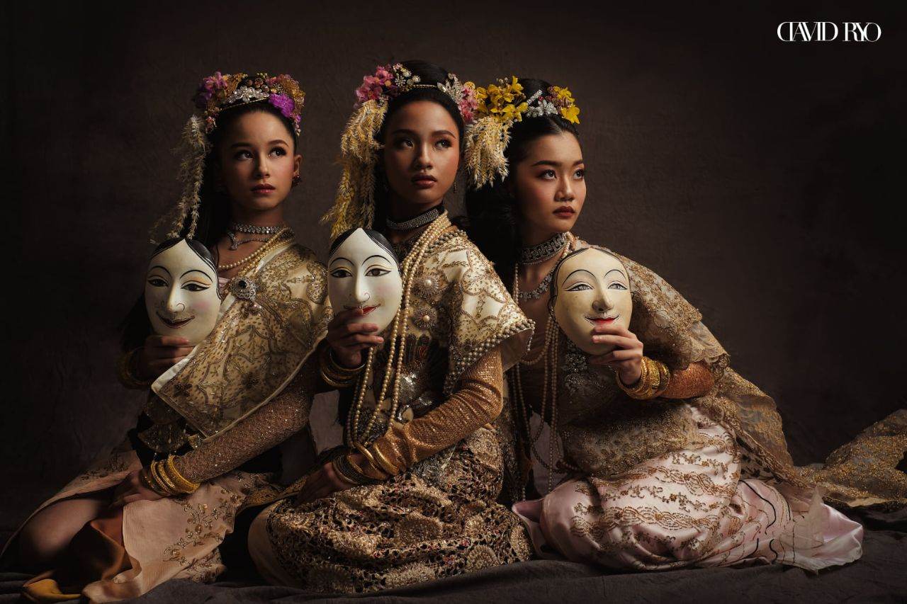 Myanmar traditional theme shoot for Elegant Mold, Chiang Mai. Photographed by David Ryo | Burmese costume 🇲🇲- present by Thai artist.🇹🇭