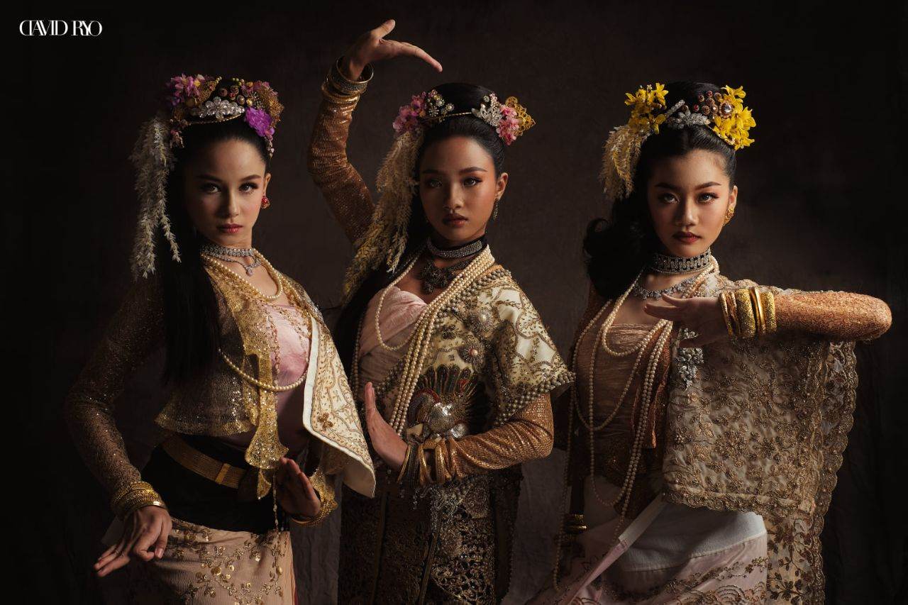 Myanmar traditional theme shoot for Elegant Mold, Chiang Mai. Photographed by David Ryo | Burmese costume 🇲🇲- present by Thai artist.🇹🇭