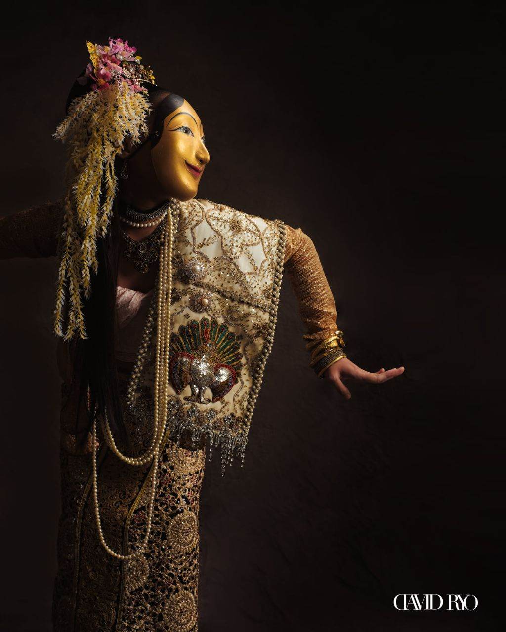 Myanmar traditional theme shoot for Elegant Mold, Chiang Mai. Photographed by David Ryo | Burmese costume 🇲🇲- present by Thai artist.🇹🇭