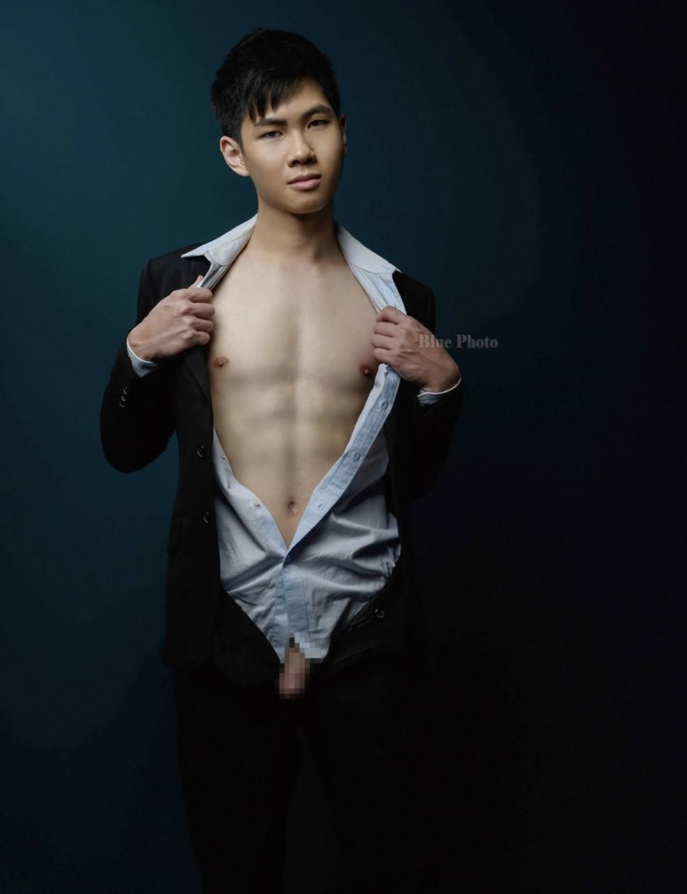 หนุ่มหล่อขึ้นปก 1021