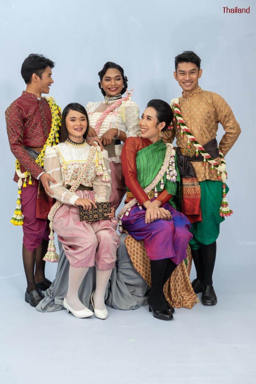 มาลัยครุย “Malai Krui” and Thai traditional costume in the reign of King Rama V | THAILAND 🇹🇭