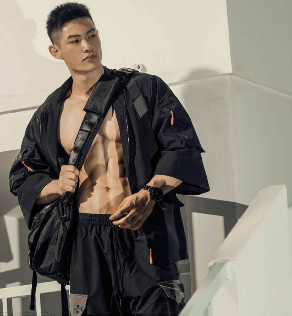 หนุ่มหล่อขึ้นปก 1022