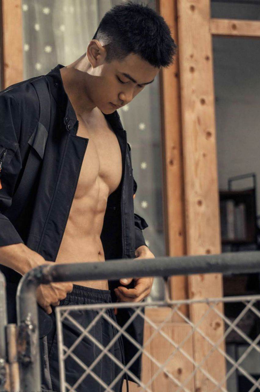 หนุ่มหล่อขึ้นปก 1022