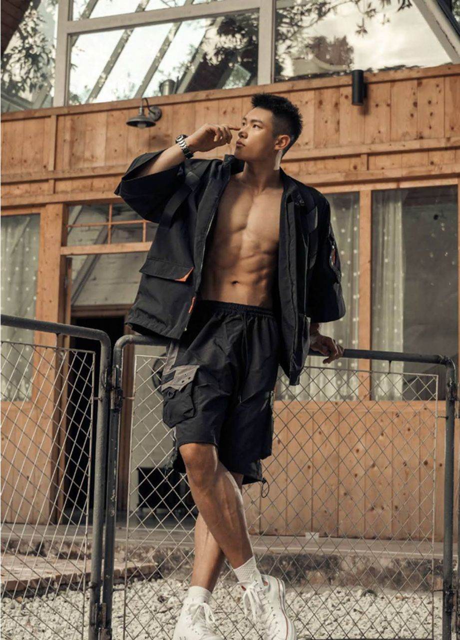 หนุ่มหล่อขึ้นปก 1022