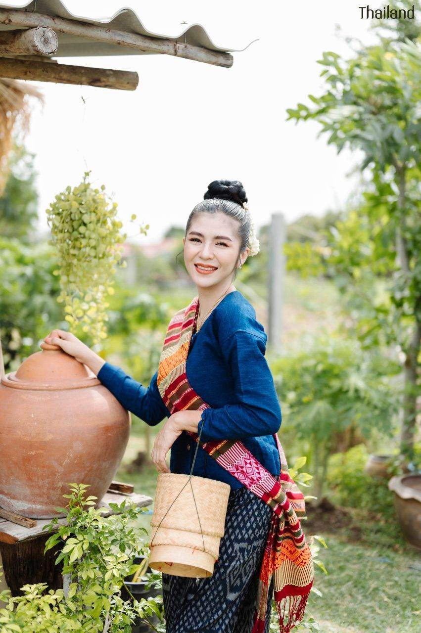 ชุดพื้นบ้านอีสาน Traditional Costume in Northeastern | THAILAND 🇹🇭