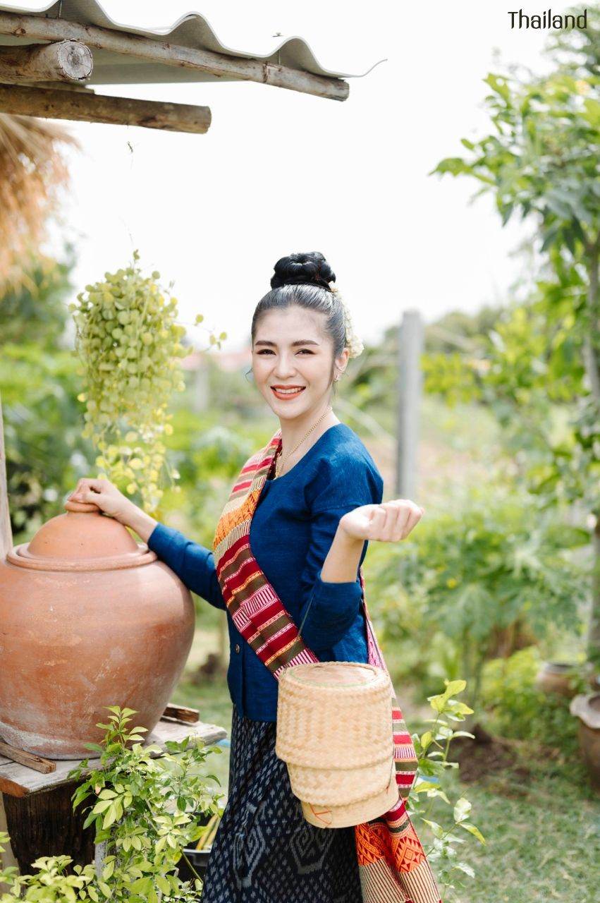 ชุดพื้นบ้านอีสาน Traditional Costume in Northeastern | THAILAND 🇹🇭