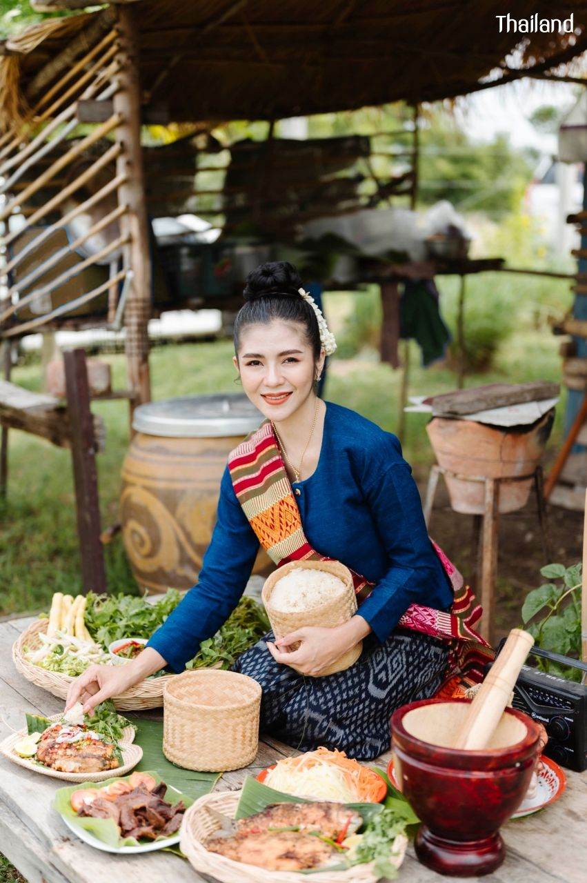 ชุดพื้นบ้านอีสาน Traditional Costume in Northeastern | THAILAND 🇹🇭
