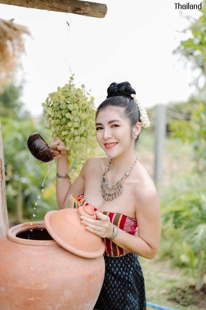ชุดพื้นบ้านอีสาน Traditional Costume in Northeastern | THAILAND 🇹🇭