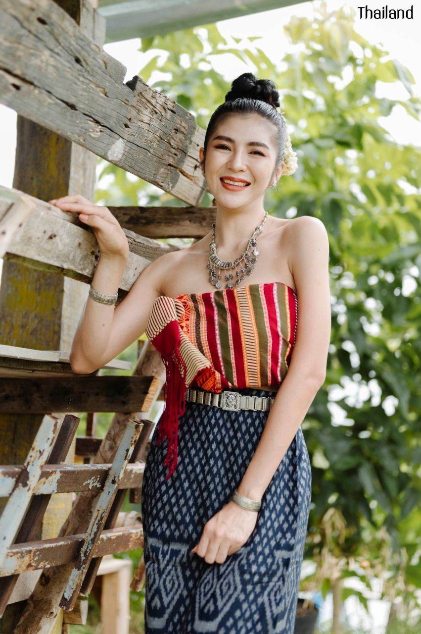ชุดพื้นบ้านอีสาน Traditional Costume in Northeastern | THAILAND 🇹🇭
