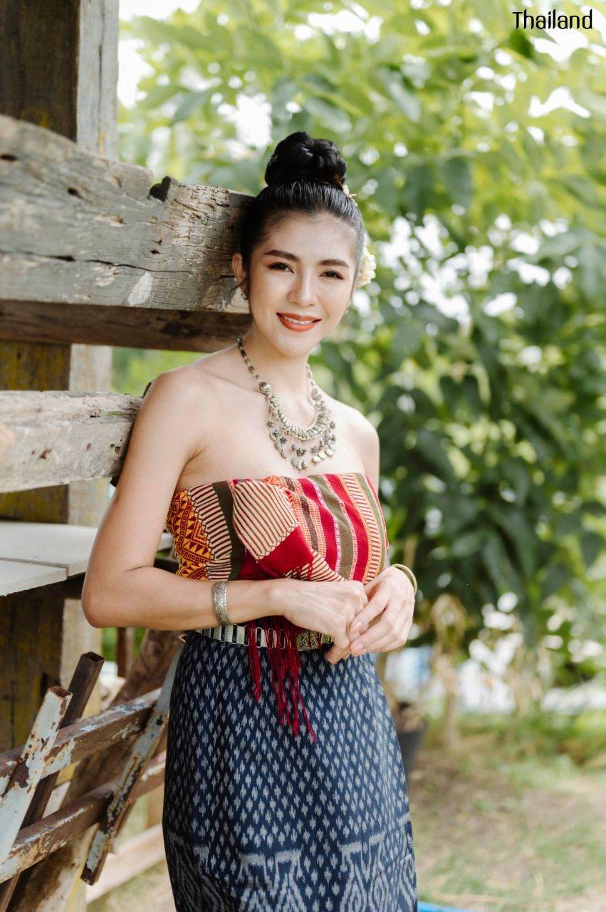 ชุดพื้นบ้านอีสาน Traditional Costume in Northeastern | THAILAND 🇹🇭