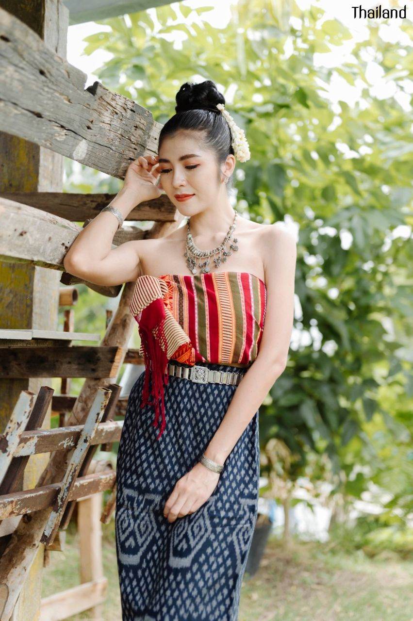 ชุดพื้นบ้านอีสาน Traditional Costume in Northeastern | THAILAND 🇹🇭